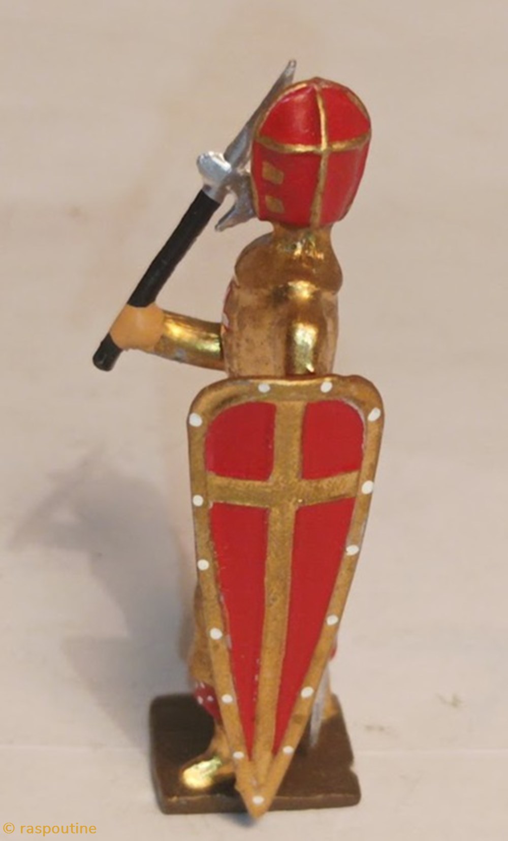 figurines historique moyen age croise cotte doree heaume rouge avec petite lance et bouclier rouge
