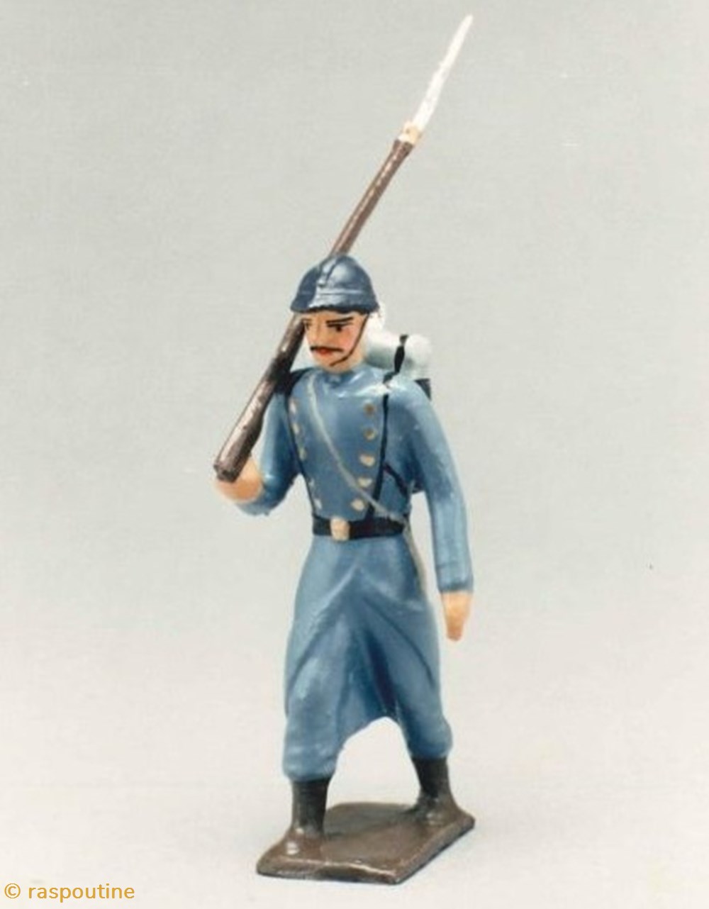 Fantassin, fusil sur l'épaule de l'infanterie de ligne en capote bleu horizon figurines historique premiere guerre mondiale fantassin fusil sur epaule de infanterie de ligne en capote bleu horizon