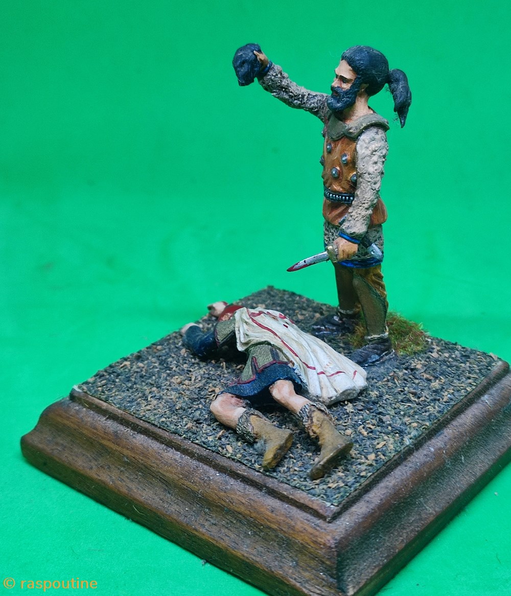 Guerrier Scythe scalpant un homme 2 figurines historique antiquite guerrier scythe scalpant un homme