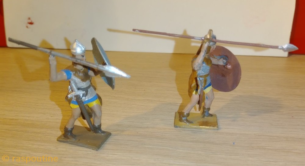 figurines historique antiquite gaulois avec lance et bouclier