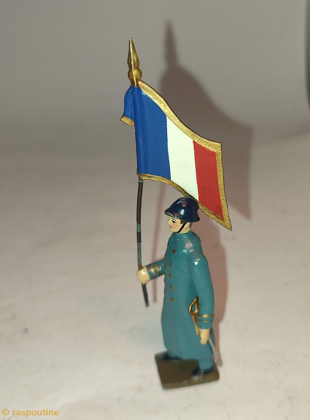 Drapeau de l'infanterie de ligne en capote b.h. à l'assaut 2 figurines historique premiere guerre mondiale drapeau de infanterie de ligne en capote b h a assaut