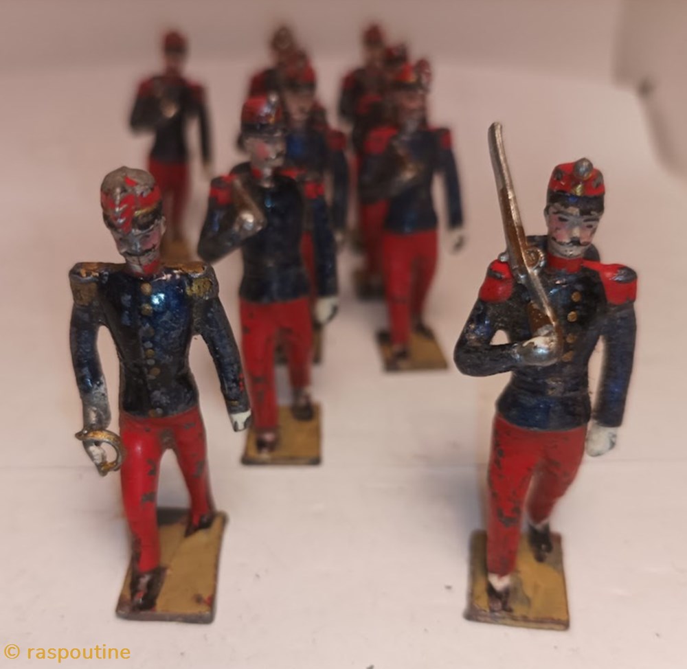 Fantassin de l'infanterie de ligne en tunique, pantalon garance au pas (1875-1886) 2 figurines historique fantassin de infanterie de ligne en tunique pantalon garance au pas 1875 1886