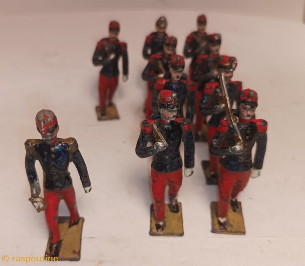 Fantassin de l'infanterie de ligne en tunique, pantalon garance au pas (1875-1886) figurines historique fantassin de infanterie de ligne en tunique pantalon garance au pas 1875 1886