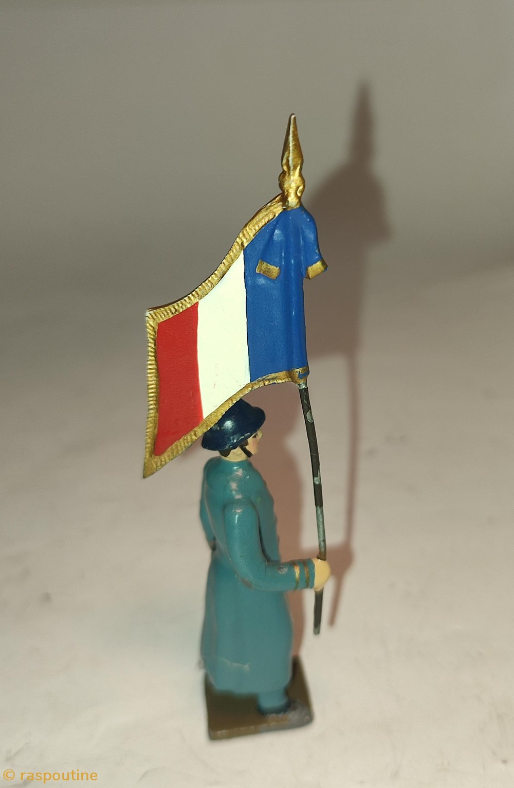 Drapeau de l'infanterie de ligne en capote b.h. à l'assaut 3 figurines historique premiere guerre mondiale drapeau de infanterie de ligne en capote b h a assaut