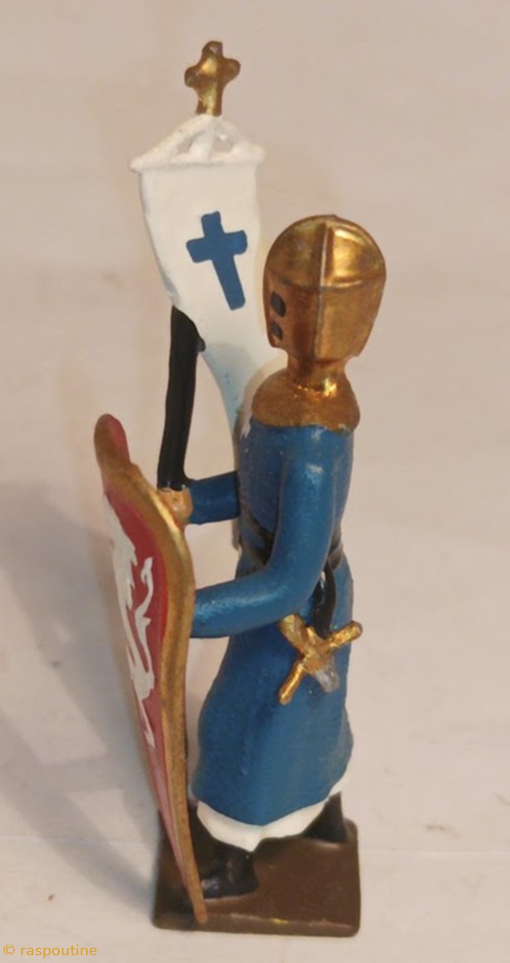 Croisé, cotte bleue heaume doré, avec bannière blanche croix bleu et bouclier rouge ""lion""" 2 figurines historique moyen age croise cotte bleue heaume dore avec banniere blanche croix bleu et bouclier rouge lion