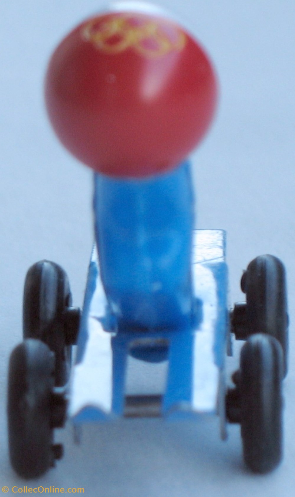 sport olympisme grenoble 1968 paire de mascottes shuss sur roulettes