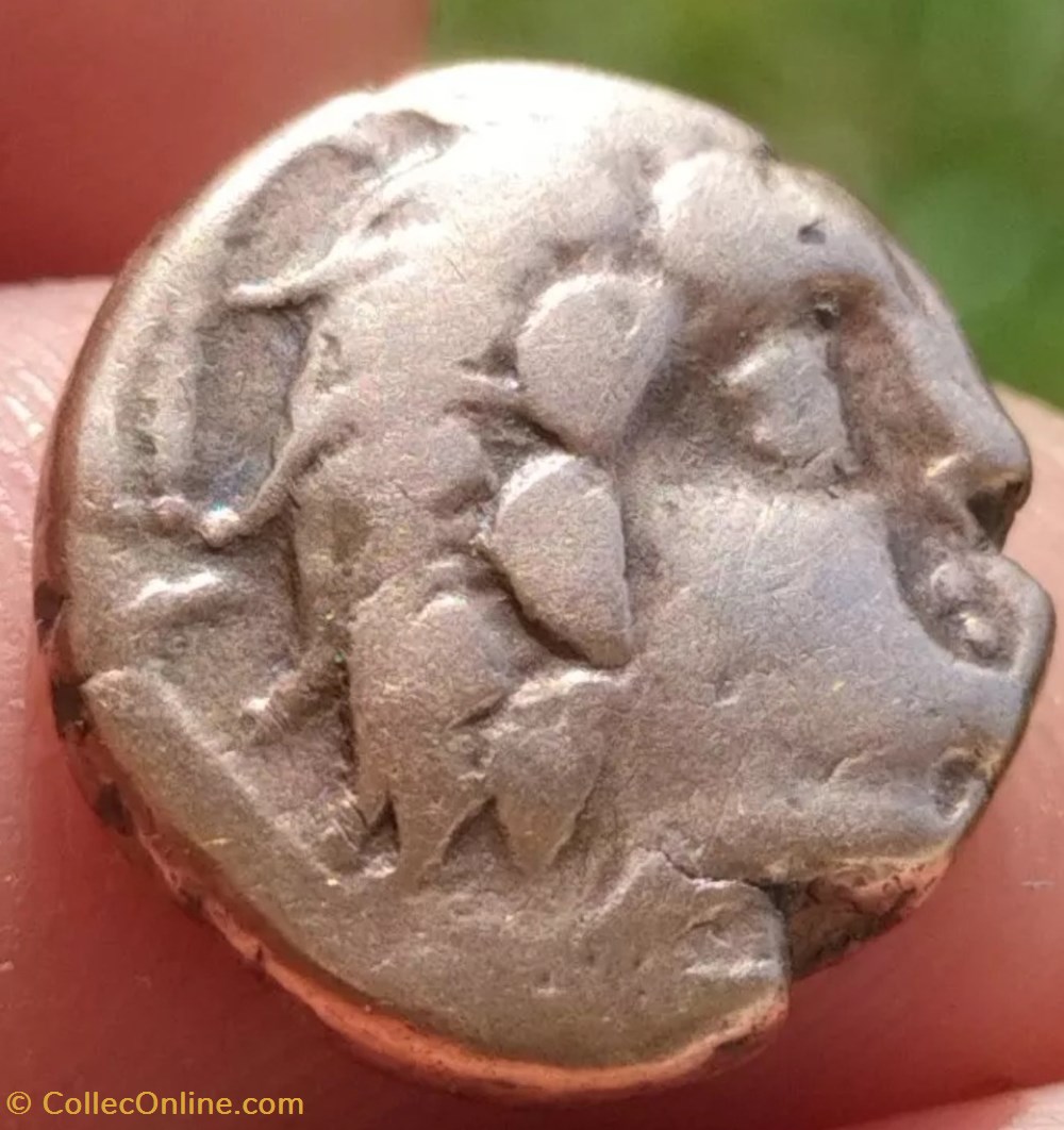 Pictons - Statère d'électrum à la main monnaies antiques celtes pictons statere electrum a la main