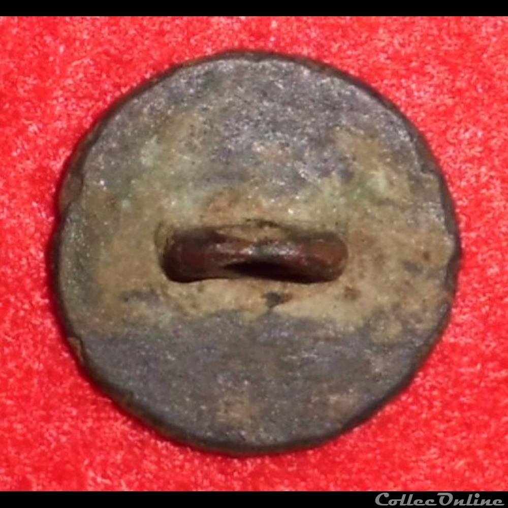 vetement et accessoire bouton militaire marine revolution troupe artillerie