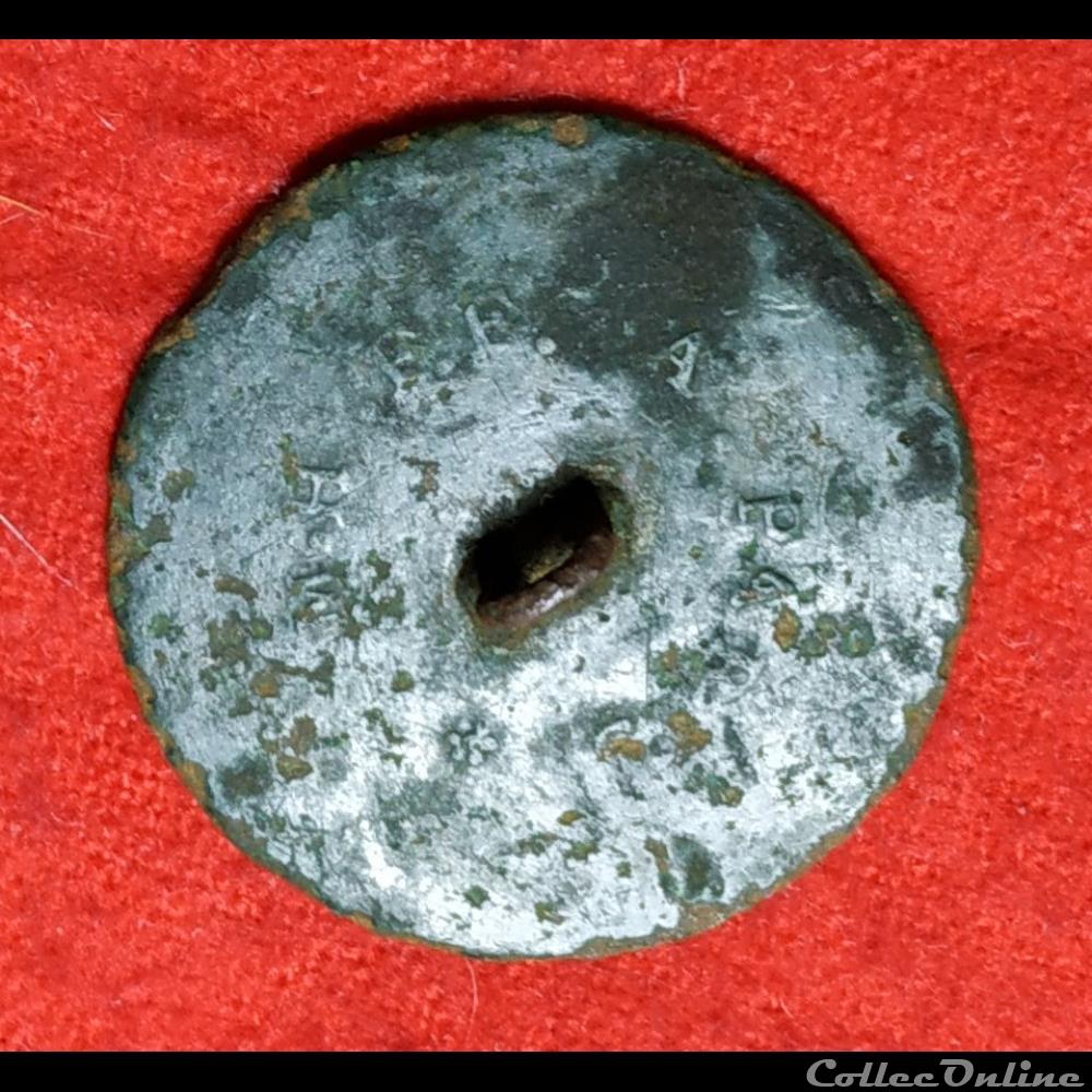 vetement et accessoire bouton militaire fougeres 1789 1790