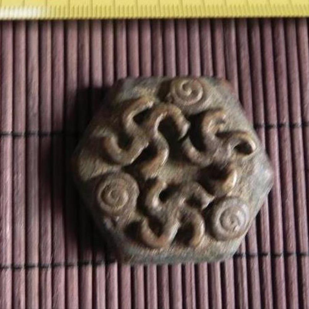 europe poids a or hexagonal au motif de svastica