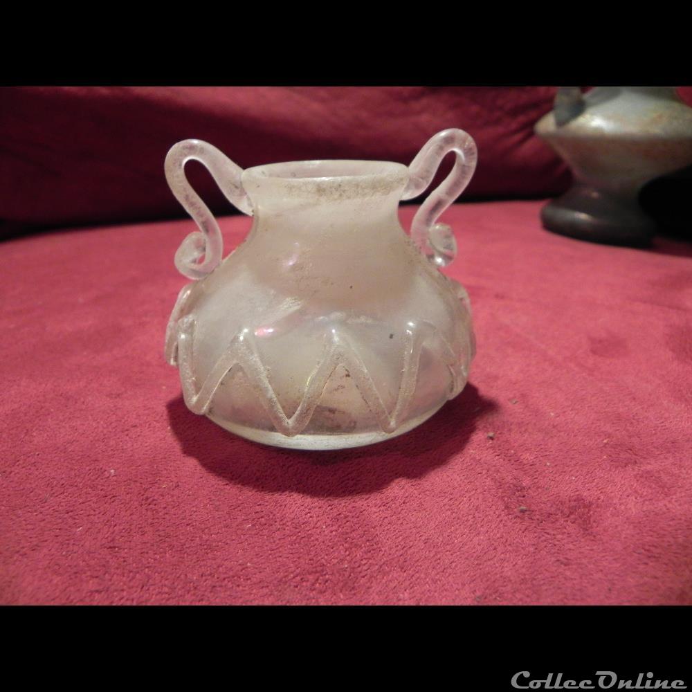 art antiquite archeologie europe petit vase romain en verre blanc irise