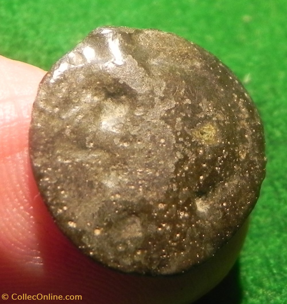 potin Turons à la tête diabolique. Taureau cornupète chargeant à droite monnaie inspiration lunaire monnaies antiques celtes potin turons a la tete diabolique taureau cornupete chargeant a droite monnaie inspiration lunaire