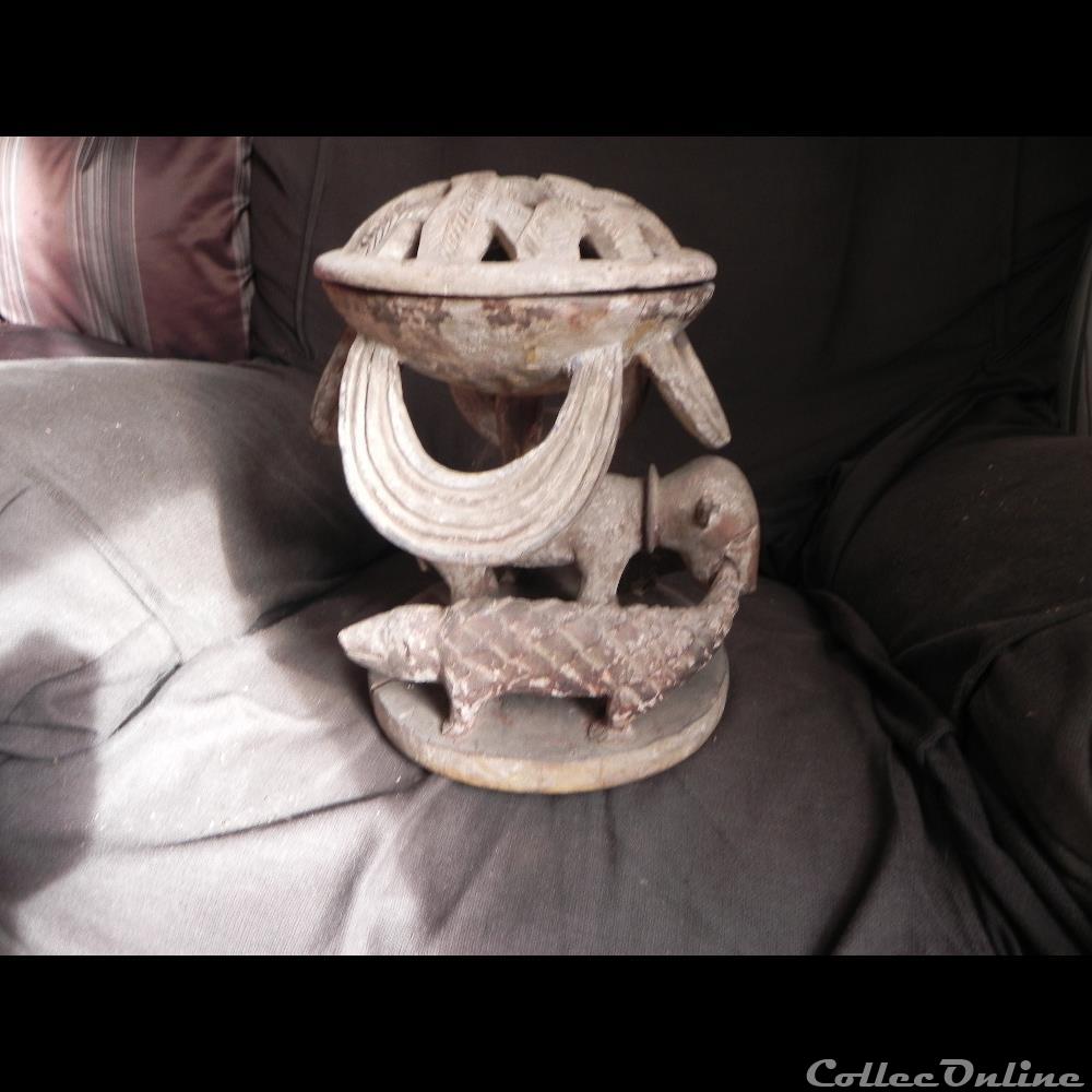 une mangouste tenant deux pangolins par la queue. pot de divination ou à souris 3 art antiquite africain contenant une mangouste tenant deux pangolins par la queue pot de divination ou a souris