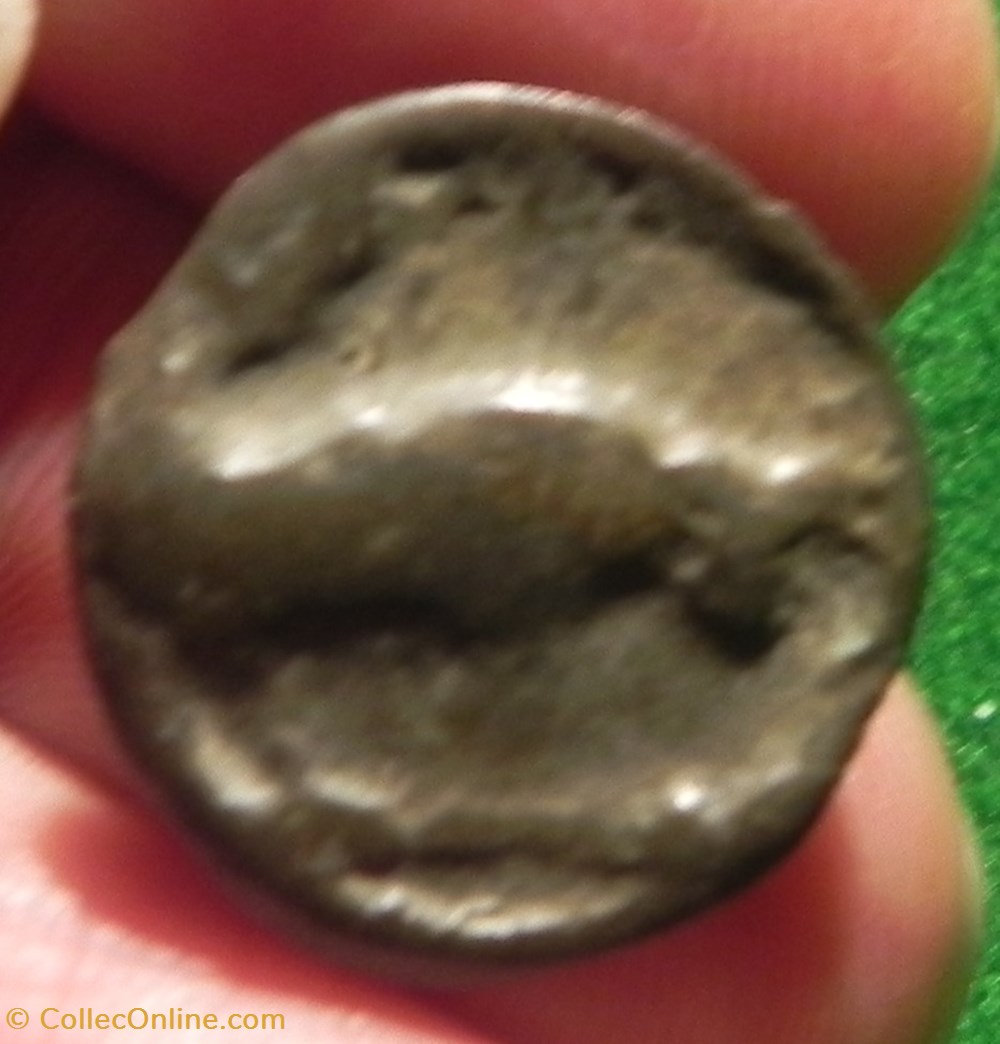 monnaies antiques celtes potin turons a la tete diabolique taureau cornupete chargeant a droite monnaie inspiration lunaire