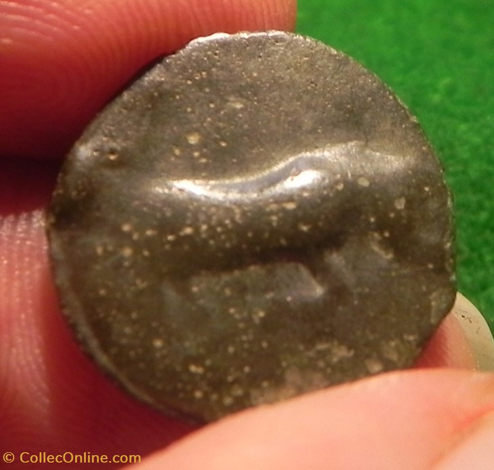 potin Turons à la tête diabolique. Taureau cornupète chargeant à droite monnaie inspiration lunaire monnaies antiques celtes potin turons a la tete diabolique taureau cornupete chargeant a droite monnaie inspiration lunaire