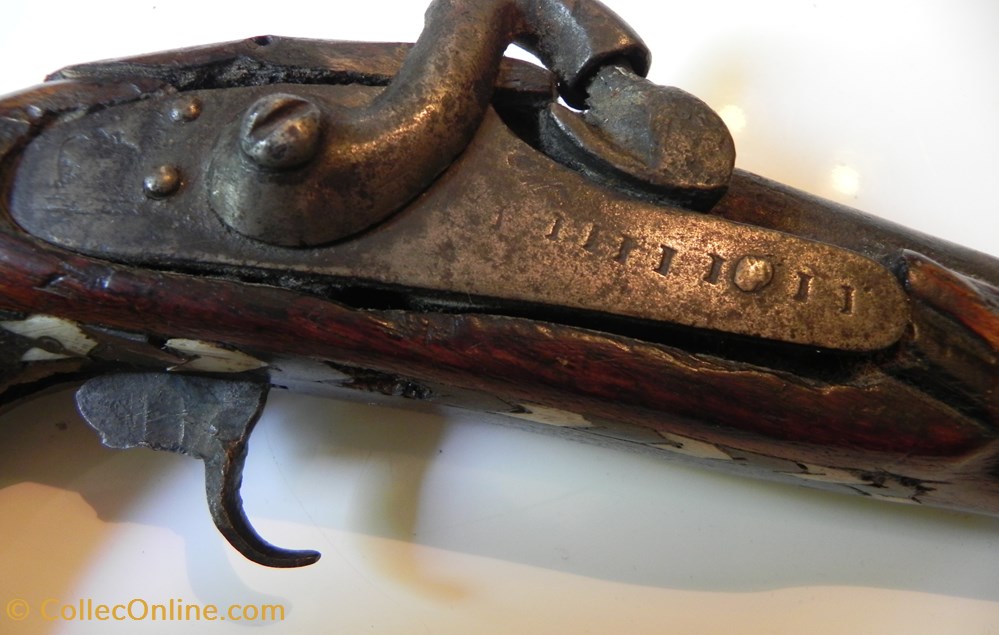 pistolet à poudre noire Indo-Turque calibre 13 mm décoration et motifs en os. 5 militaria autres pistolet a poudre noire indo turque calibre 13 mm decoration et motifs en os