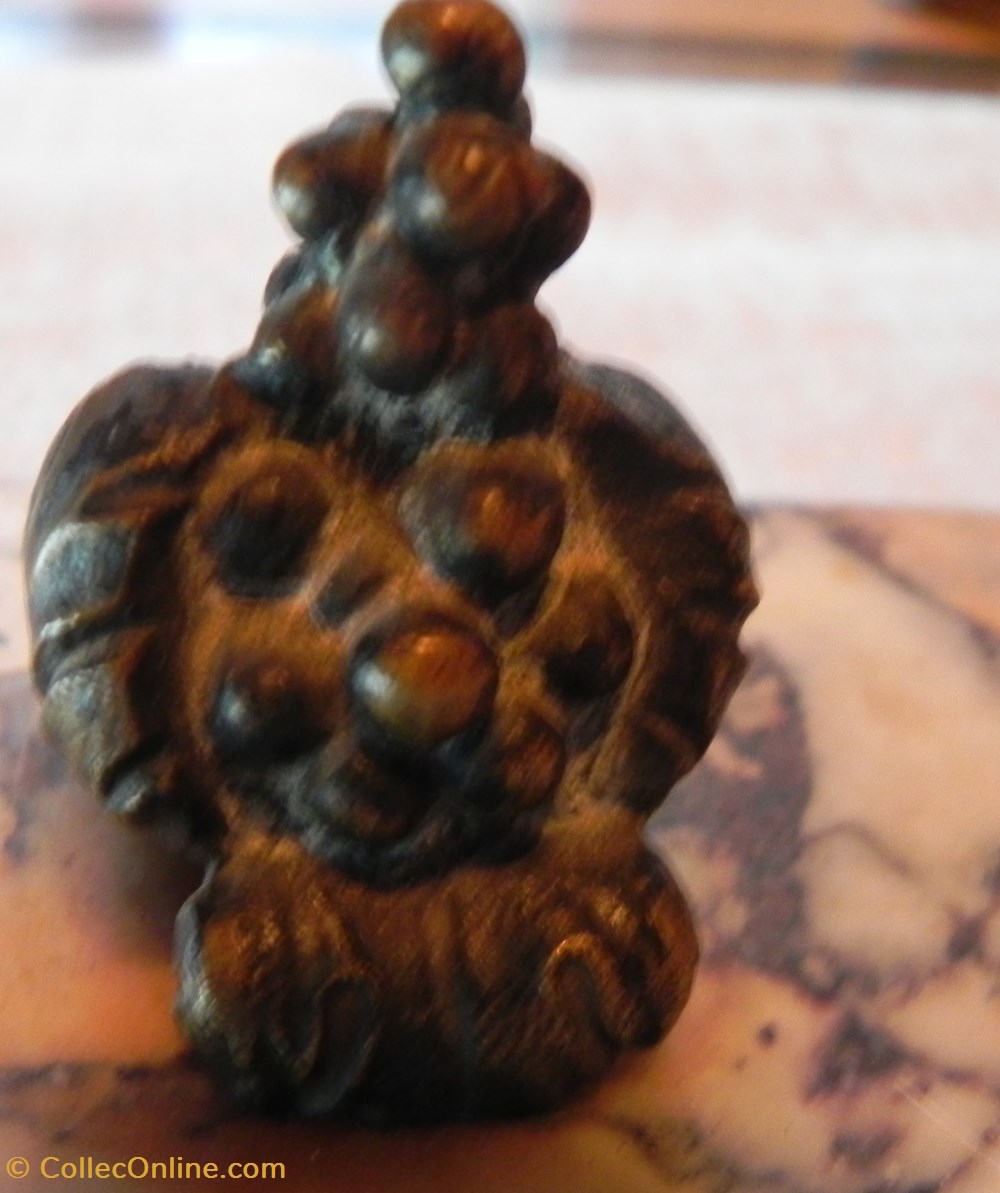coiffe tibétaine bronze sur support marbre à identifier art antiquites oriental coiffe tibetaine bronze sur support marbre a identifier
