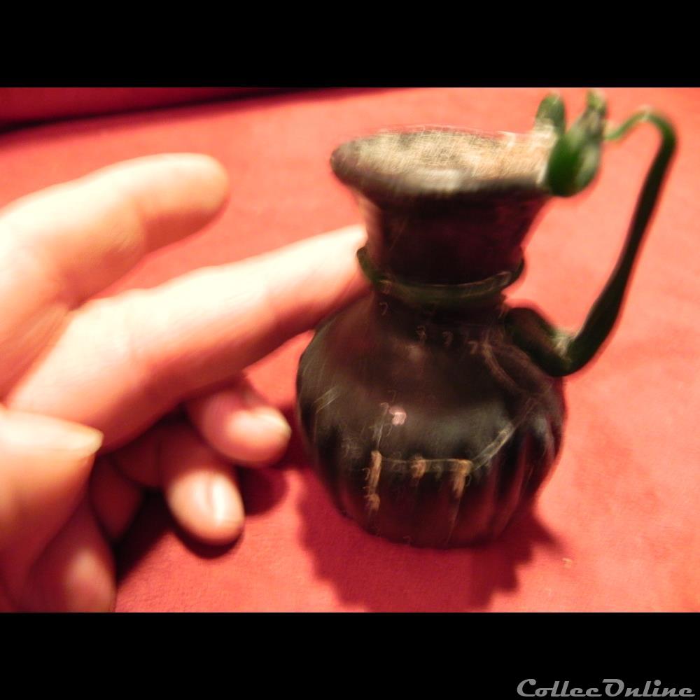 petit vase verre vert foncé 4 art antiquite archeologie europe petit vase verre vert fonce