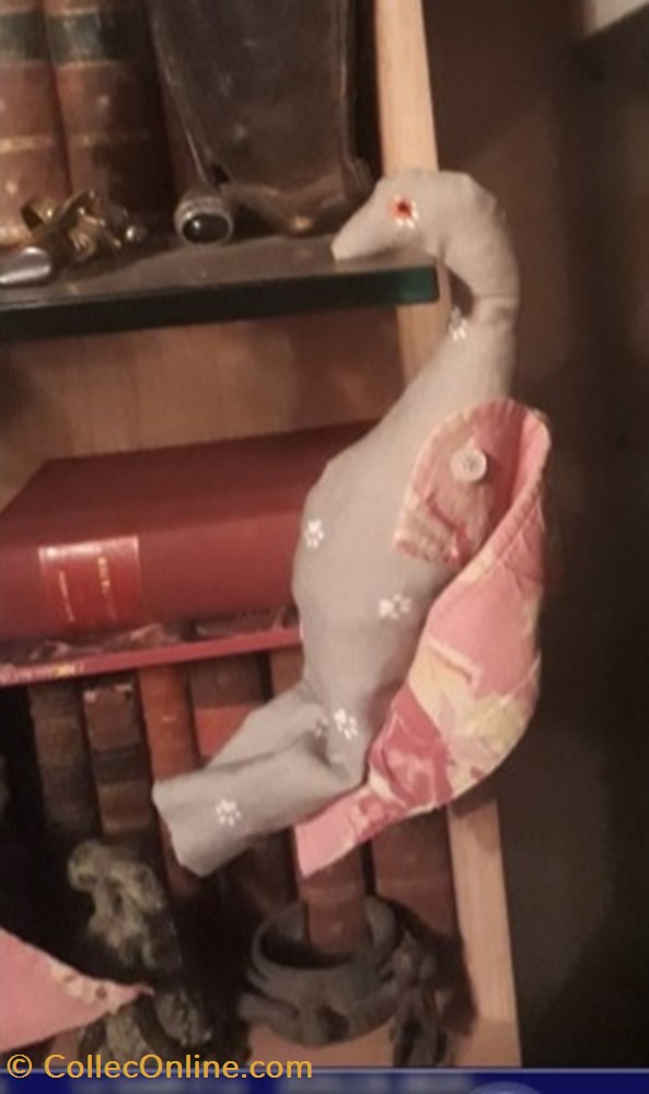 art antiquites sculptures tissus doudou sculpture zoomorphe oiseau en tissu