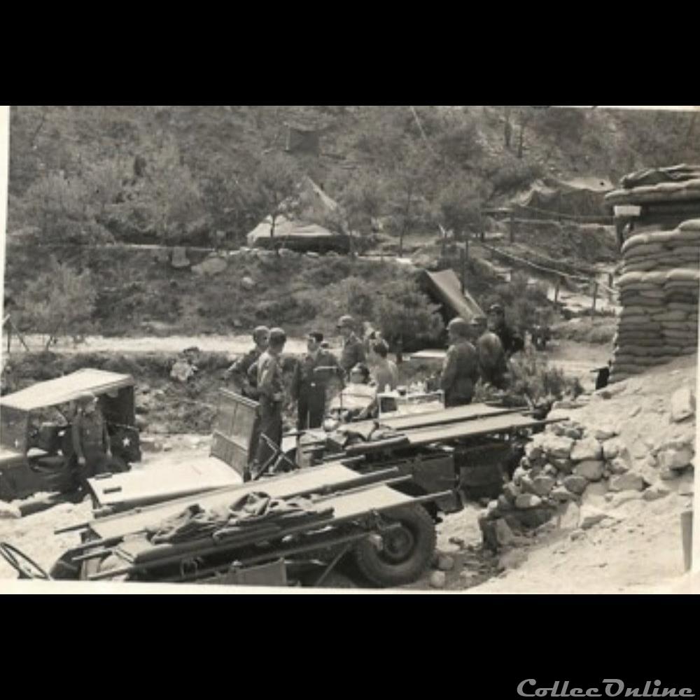 l'évacuation d'un blessé / jeeps & blockhaus photographie poid opium europe evacuation un blesse jeeps blockhaus