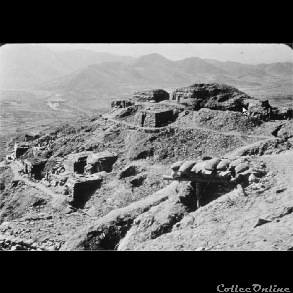 Fortification du piton HARROW-HEAD avant l'attaque chinoise du 6 Octobre 1952. photographie poid opium europe fortification du piton harrow head avant attaque chinoise du 6 octobre 1952
