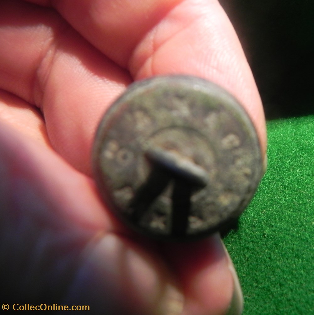 vetements accessoires boutons militaires bouton bombe 2 canons croises et grenade
