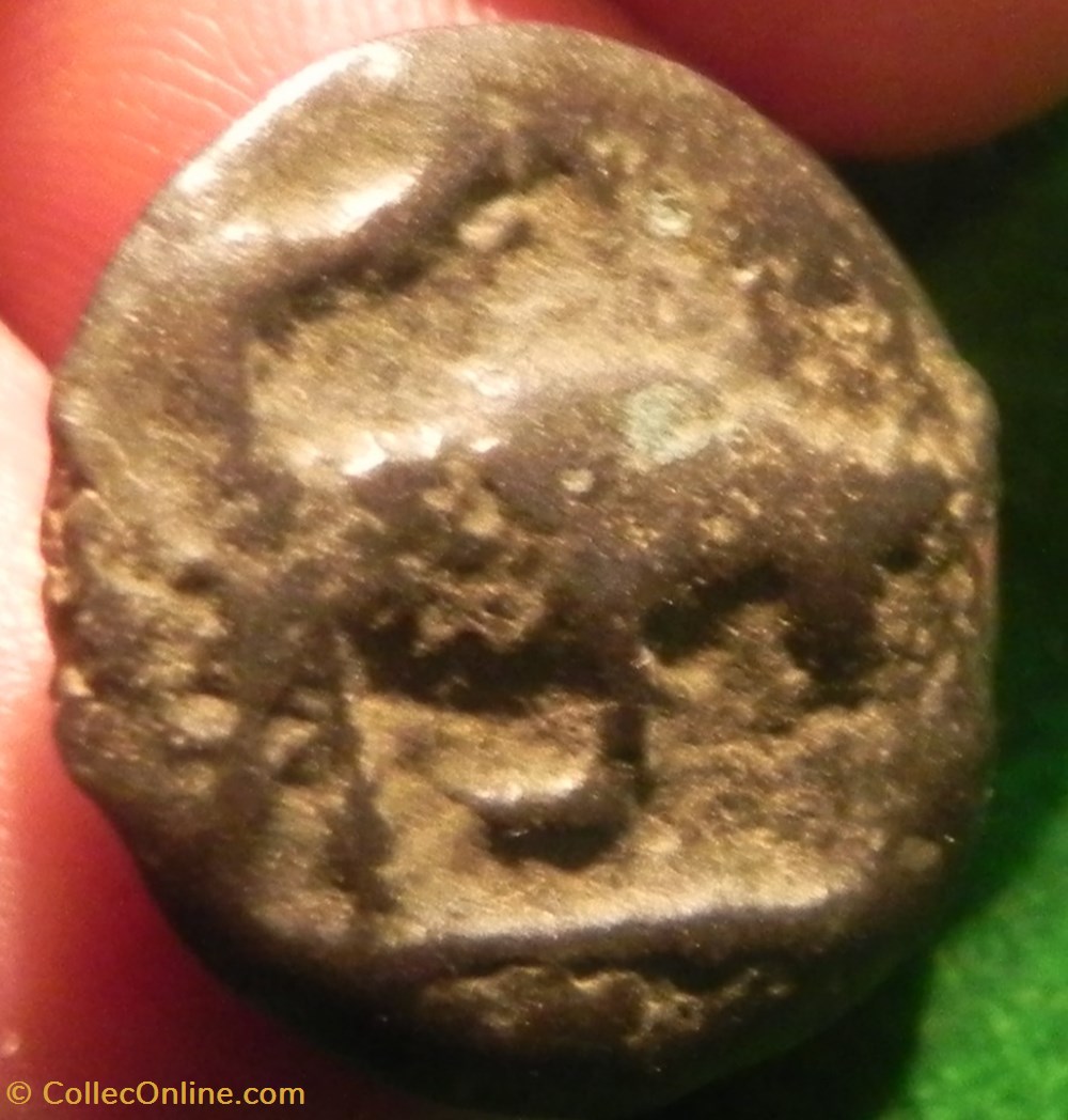 monnaies antiques celtes potin turons a la tete diabolique taureau cornupete chargeant a droite monnaie inspiration lunaire
