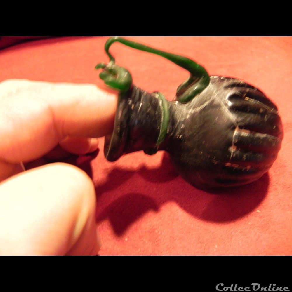 petit vase verre vert foncé 3 art antiquite archeologie europe petit vase verre vert fonce