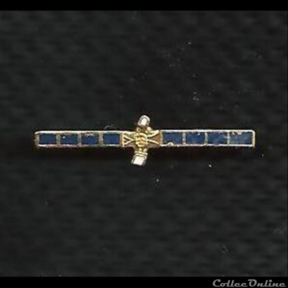 pin's satellite pin arme blanch mandat territoriaux pis satellite
