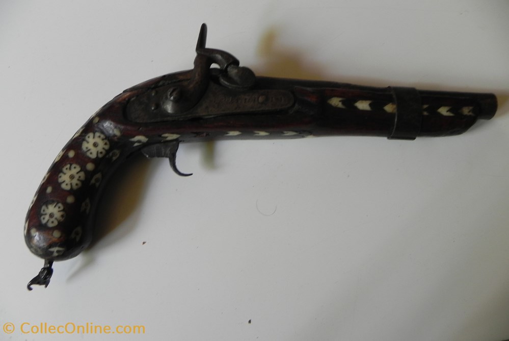 pistolet à poudre noire Indo-Turque calibre 13 mm décoration et motifs en os. 2 militaria autres pistolet a poudre noire indo turque calibre 13 mm decoration et motifs en os