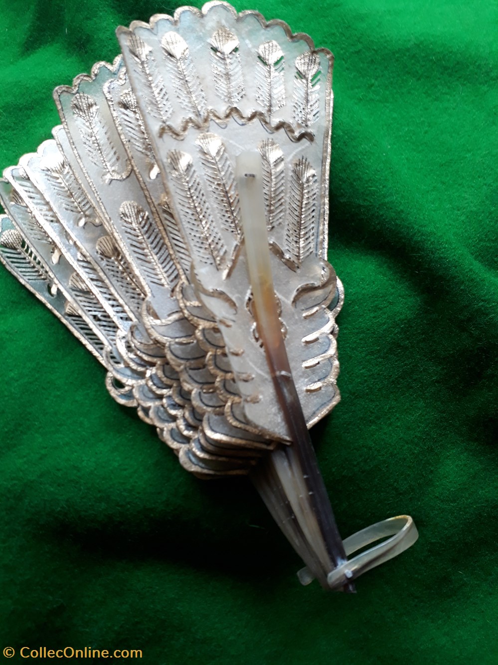 EVENTAIL XIXe Napoléon III monture en corne les feuilles sont en vessie de porc 3 vetements et accessoires eventails eventail xixe napoleon iii monture en corne les feuilles sont en vessie de porc