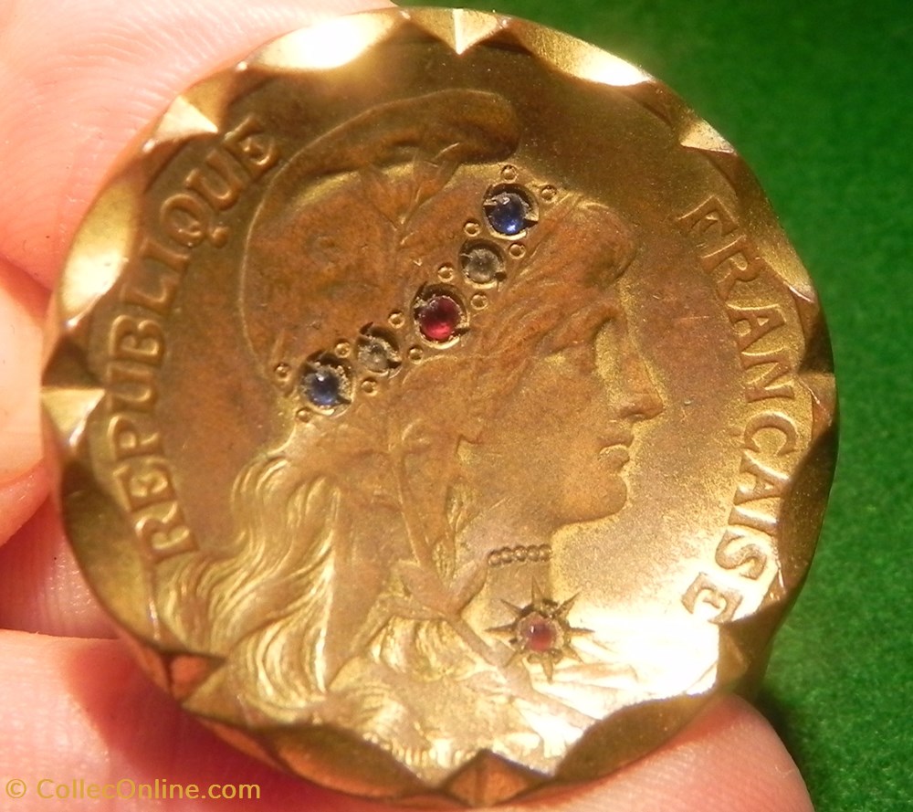 10 Ctes Dupuis dorée incrustation 2 rubis diamants saphirs & gravée 1914. monnaies 10 ctes dupuis doree incrustation 2 rubis diamants saphirs gravee 1914