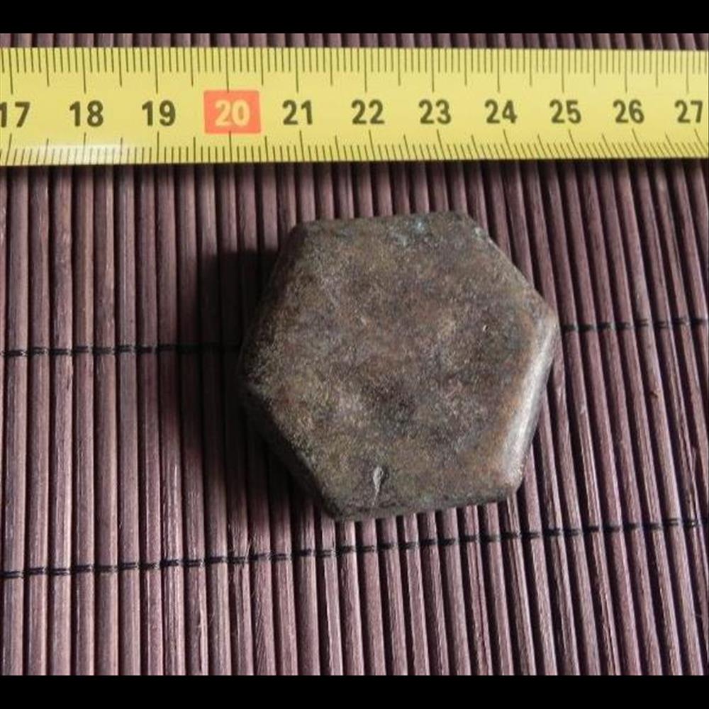 europe poids a or hexagonal au motif de svastica