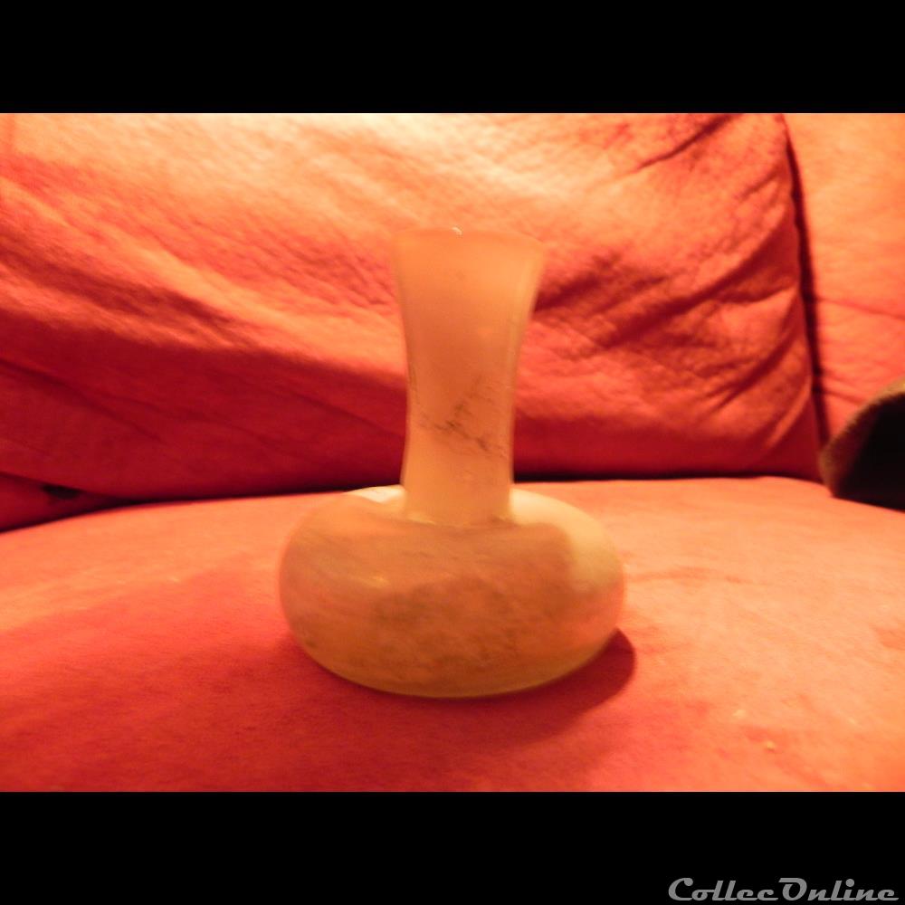 art antiquite archeologie europe petit vase verre blanc irise
