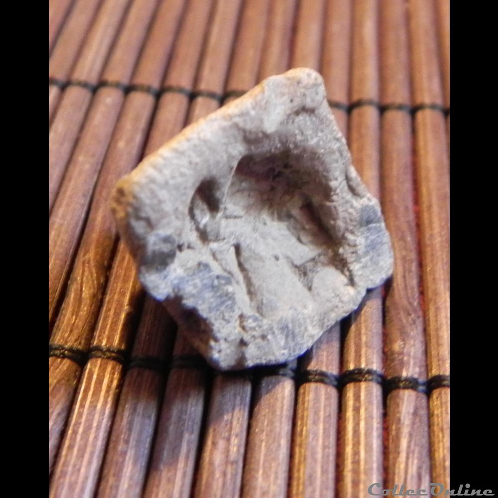 medievaux europe poids pyramidal a base carree