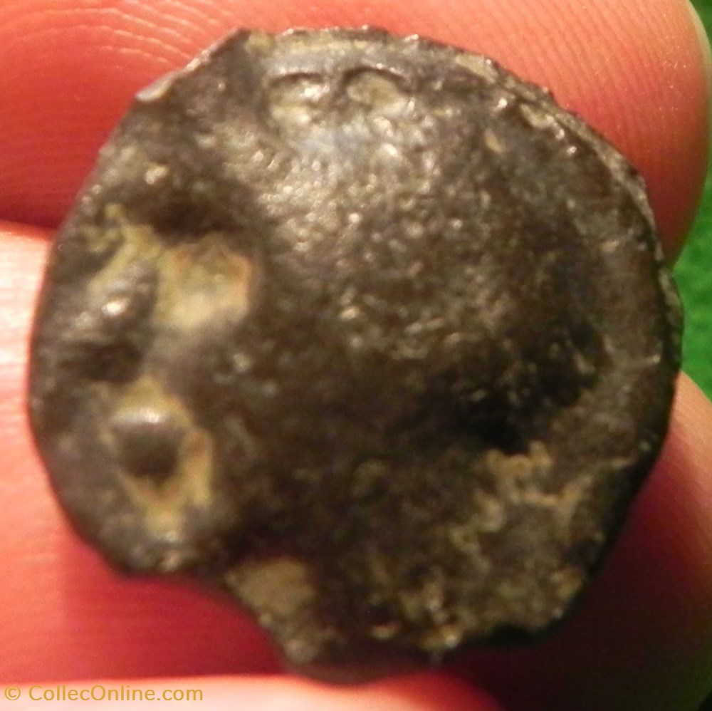 monnaies antiques celtes potin turons a la tete diabolique taureau cornupete chargeant a droite monnaie inspiration lunaire