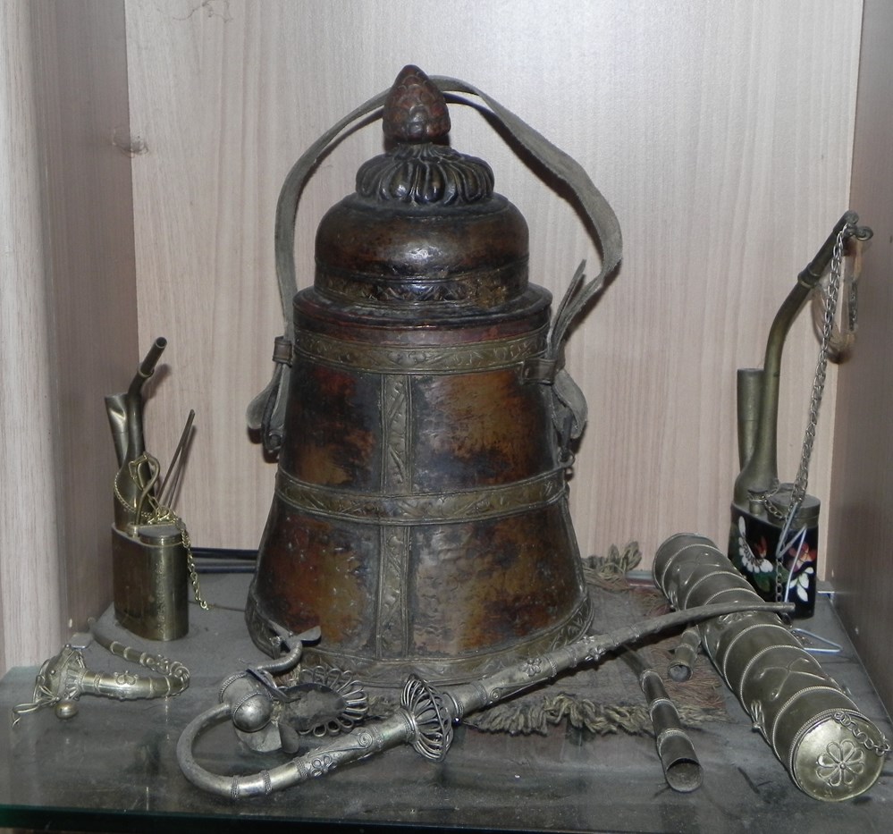 pot à Tsampa (farine d'orge grillée) divers cabinet de curiosites pot a tsampa farine orge grillee