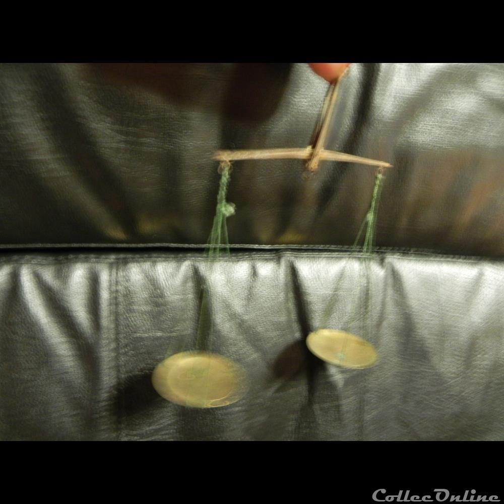 trébuchet, balance de changeur et balance à fléaux 3 poid medievaux trebuchet balance de changeur et balance a fleaux