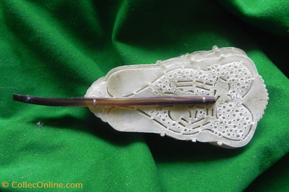 EVENTAIL XIXe Napoléon III monture en corne les feuilles sont en vessie de porc 4 vetements et accessoires eventails eventail xixe napoleon iii monture en corne les feuilles sont en vessie de porc