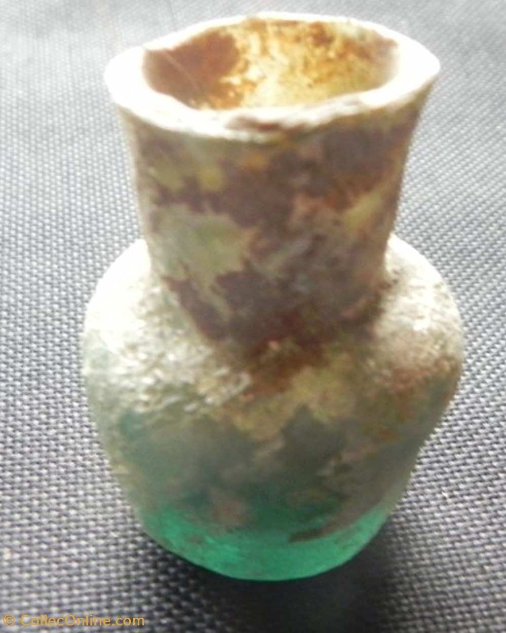 art antiquites verrerie romain petit vase a onguent en verre irise iieme iveme siecle