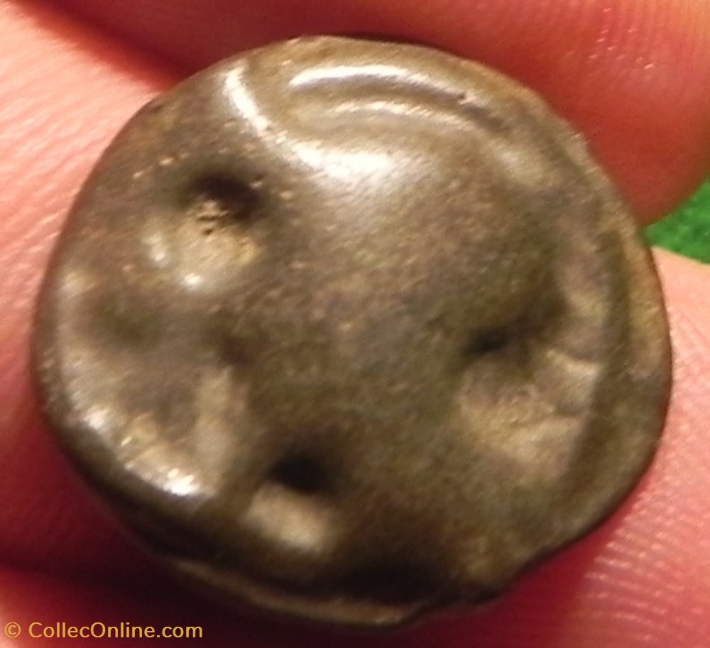 monnaies antiques celtes potin turons a la tete diabolique taureau cornupete chargeant a droite monnaie inspiration lunaire