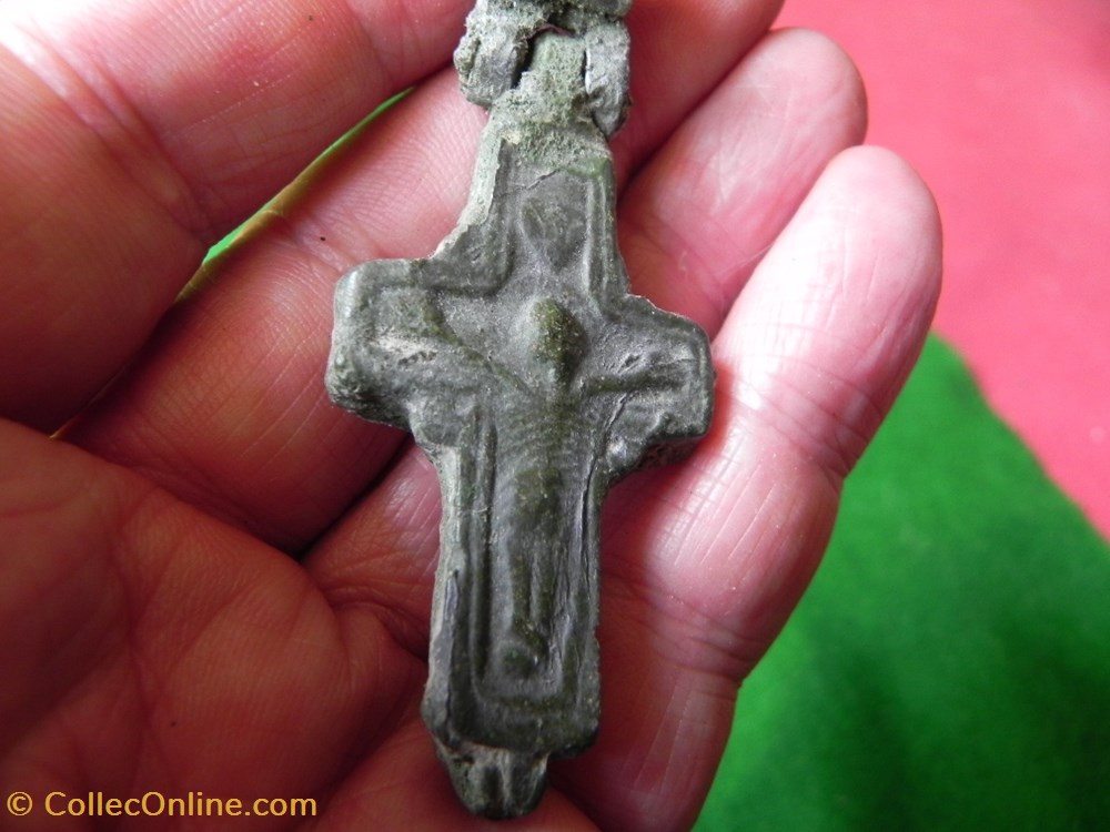 croix reliquaire provenant du champs de bataille de Nicopolis art antiquite europe croix reliquaire provenant du champs de bataille de nicopolis