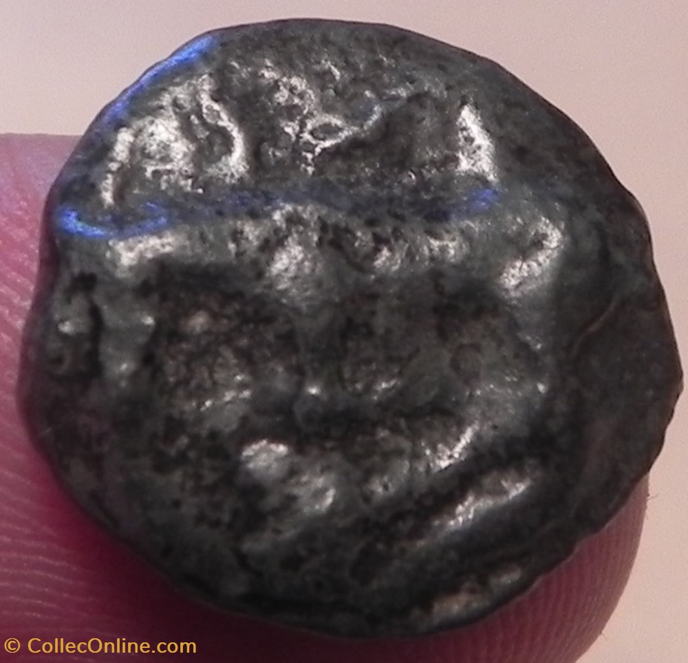 potin Turons à la tête diabolique. monnaie d'inspiration lunaire monnaies antiques celtes potin turons a la tete diabolique monnaie inspiration lunaire