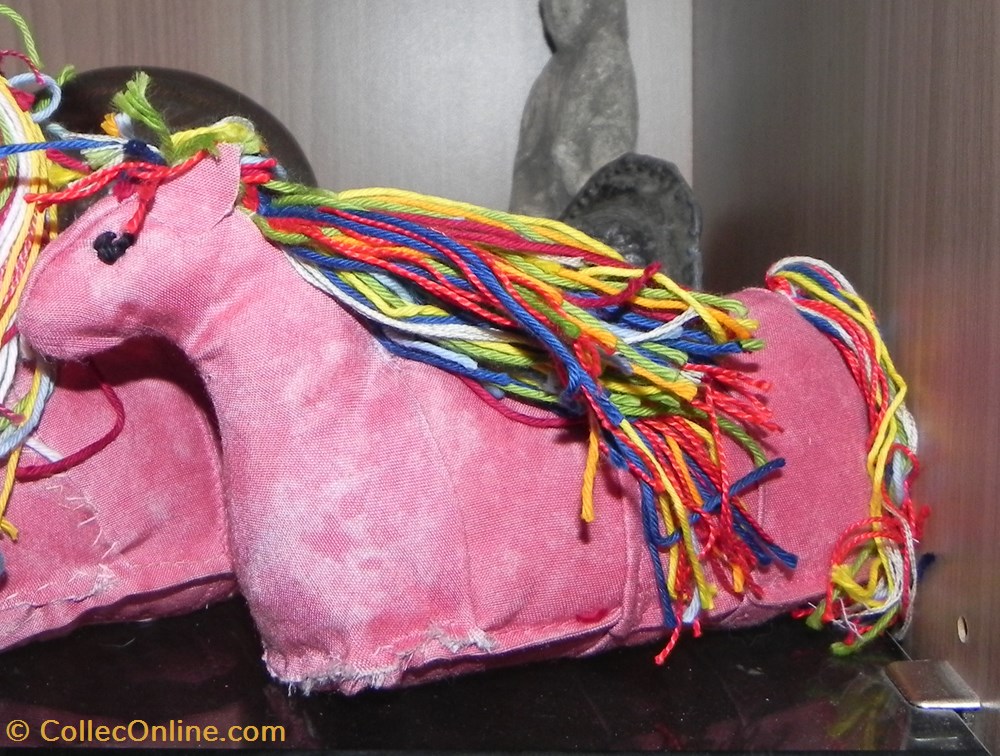 Sculpture zoomorphe bébé licorne en tissu d'ameublement ( licorneau ?) art antiquites sculptures tissus sculpture zoomorphe bebe licorne en tissu ameublement licorneau