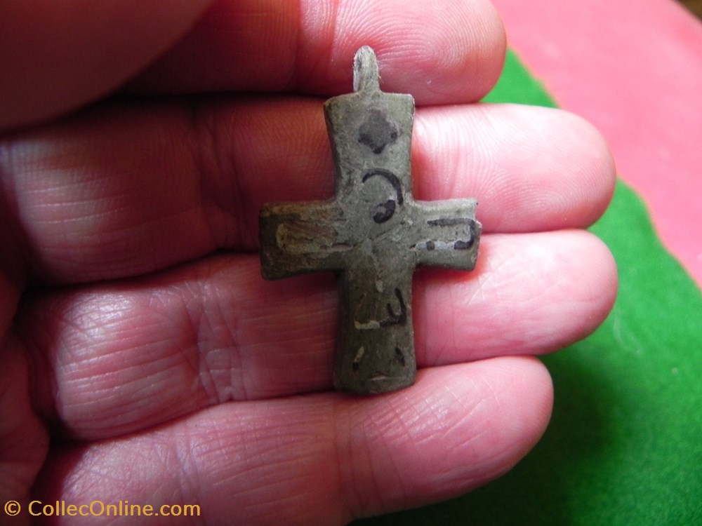 croix reliquaire provenant du champs de bataille de Nicopolis 2 art antiquite europe croix reliquaire provenant du champs de bataille de nicopolis