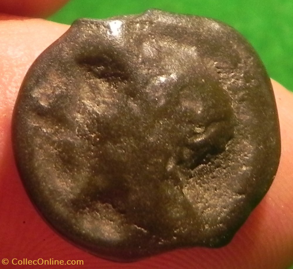 potin Turons à la tête diabolique. Taureau cornupète chargeant à droite monnaie inspiration lunaire monnaies antiques celtes potin turons a la tete diabolique taureau cornupete chargeant a droite monnaie inspiration lunaire