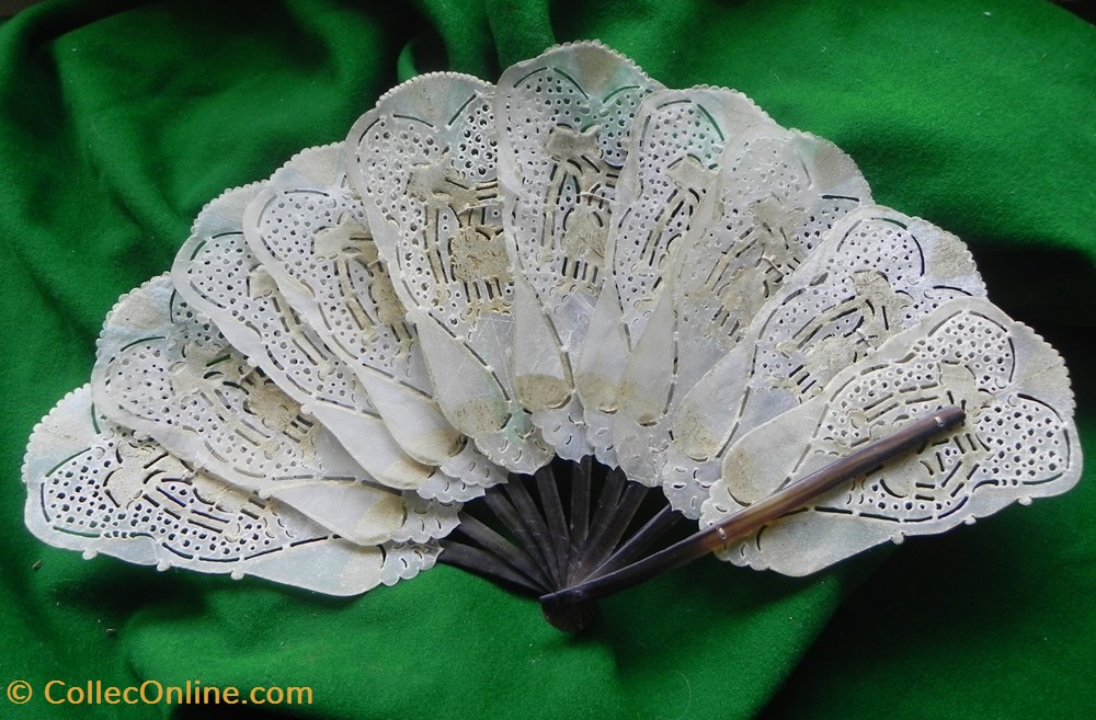 EVENTAIL XIXe Napoléon III monture en corne les feuilles sont en vessie de porc 3 vetements et accessoires eventails eventail xixe napoleon iii monture en corne les feuilles sont en vessie de porc