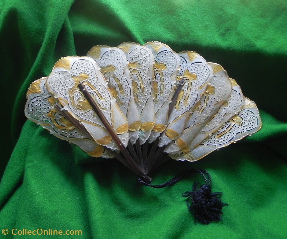 EVENTAIL XIXe Napoléon III monture en corne les feuilles sont en vessie de porc 2 vetements et accessoires eventails eventail xixe napoleon iii monture en corne les feuilles sont en vessie de porc