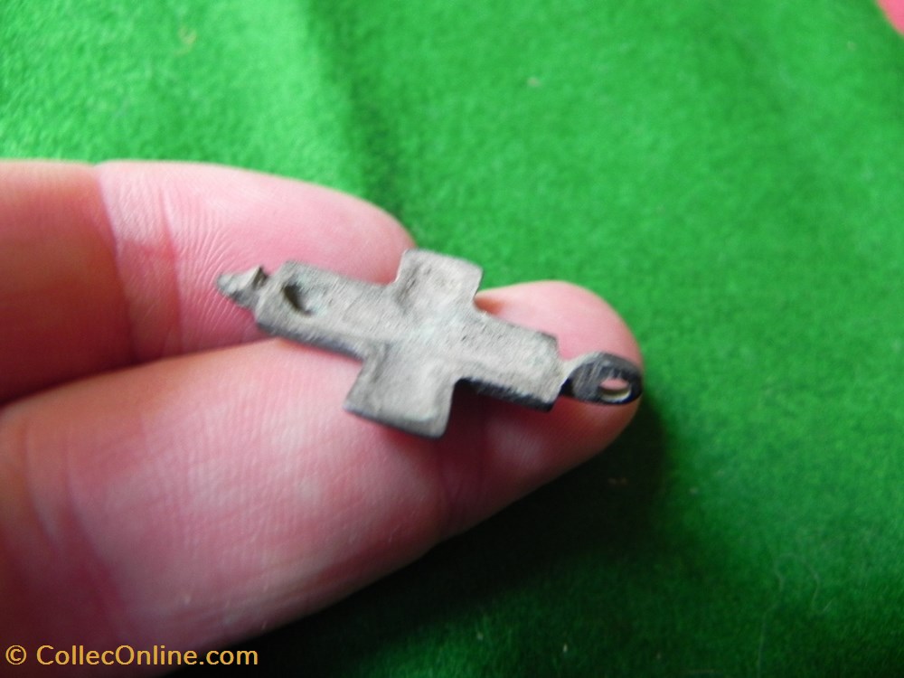 croix reliquaire provenant du champs de bataille de Nicopolis art antiquite europe croix reliquaire provenant du champs de bataille de nicopolis