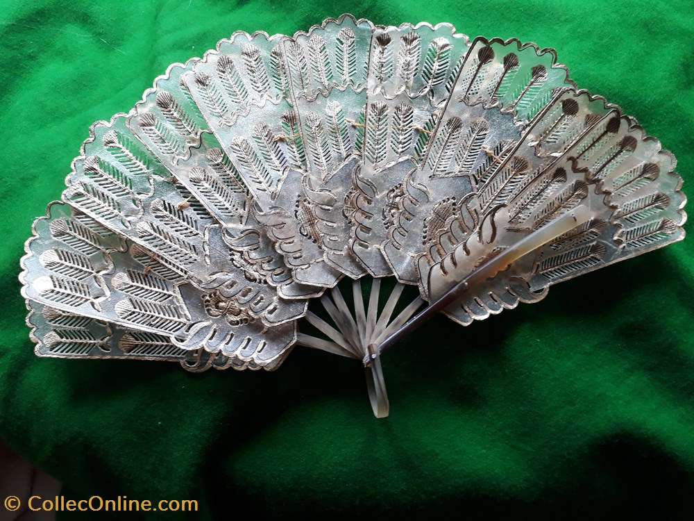 EVENTAIL XIXe Napoléon III monture en corne les feuilles sont en vessie de porc vetements et accessoires eventails eventail xixe napoleon iii monture en corne les feuilles sont en vessie de porc